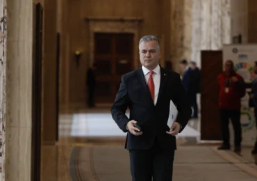Adrian Veștea merge astăzi în Parlament cu lista miniștrilor. Începe cursa pentru votul de învestitură
