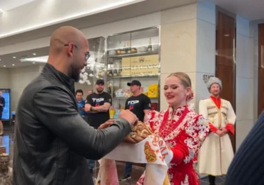 Cum au fost întâmpinați frații Tate în Rusia (Video)