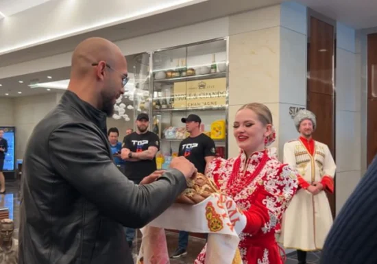 Cum au fost întâmpinați frații Tate în Rusia (Video)