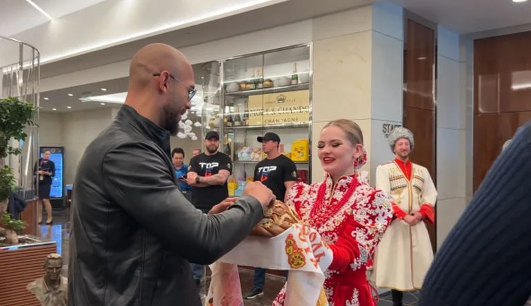 Cum au fost întâmpinați frații Tate în Rusia (Video)