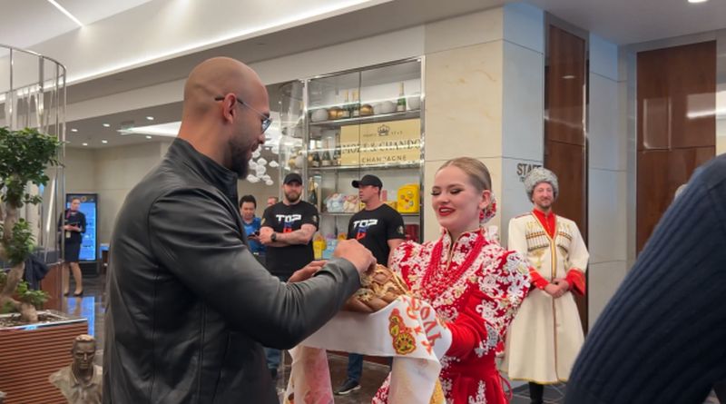 Cum au fost întâmpinați frații Tate în Rusia (Video)