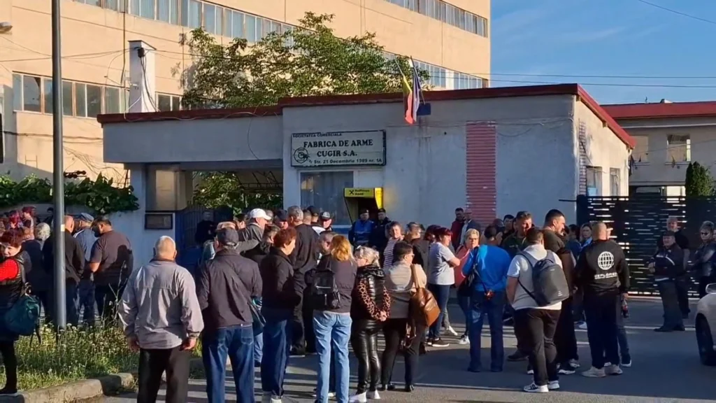 Protest la Fabrica de Arme Cugir. Sindicatul amenință cu blocarea producției: Aproape 470 de angajați vor ajunge la salariul minim (Video)