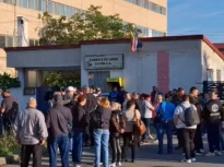 Protest la Fabrica de Arme Cugir. Sindicatul amenință cu blocarea producției: Aproape 470 de angajați vor ajunge la salariul minim (Video)