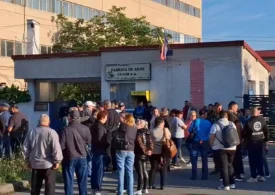 Protest la Fabrica de Arme Cugir. Sindicatul amenință cu blocarea producției: Aproape 470 de angajați vor ajunge la salariul minim (Video)