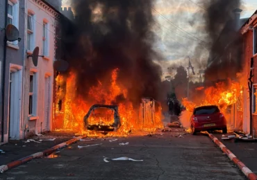 Trei familii de români, afectate de violențele din Belfast: Casele le-au fost vandalizate și vor să se întoarcă în țară