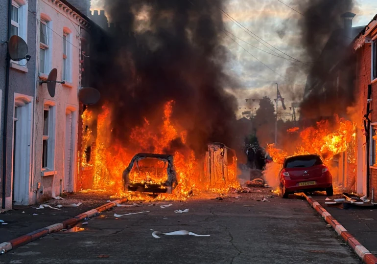 Trei familii de români, afectate de violențele din Belfast: Casele le-au fost vandalizate și vor să se întoarcă în țară