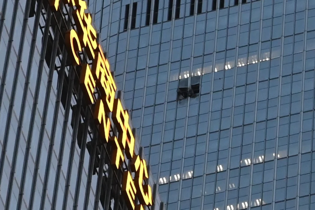 O aeronavă de mici dimensiuni a lovit cea mai înaltă clădire din Beijing, într-o zonă puternic securizată (Video)