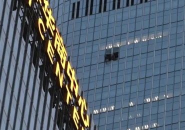 O aeronavă de mici dimensiuni a lovit cea mai înaltă clădire din Beijing, într-o zonă puternic securizată (Video)