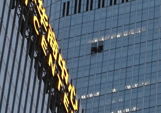 O aeronavă de mici dimensiuni a lovit cea mai înaltă clădire din Beijing, într-o zonă puternic securizată (Video)