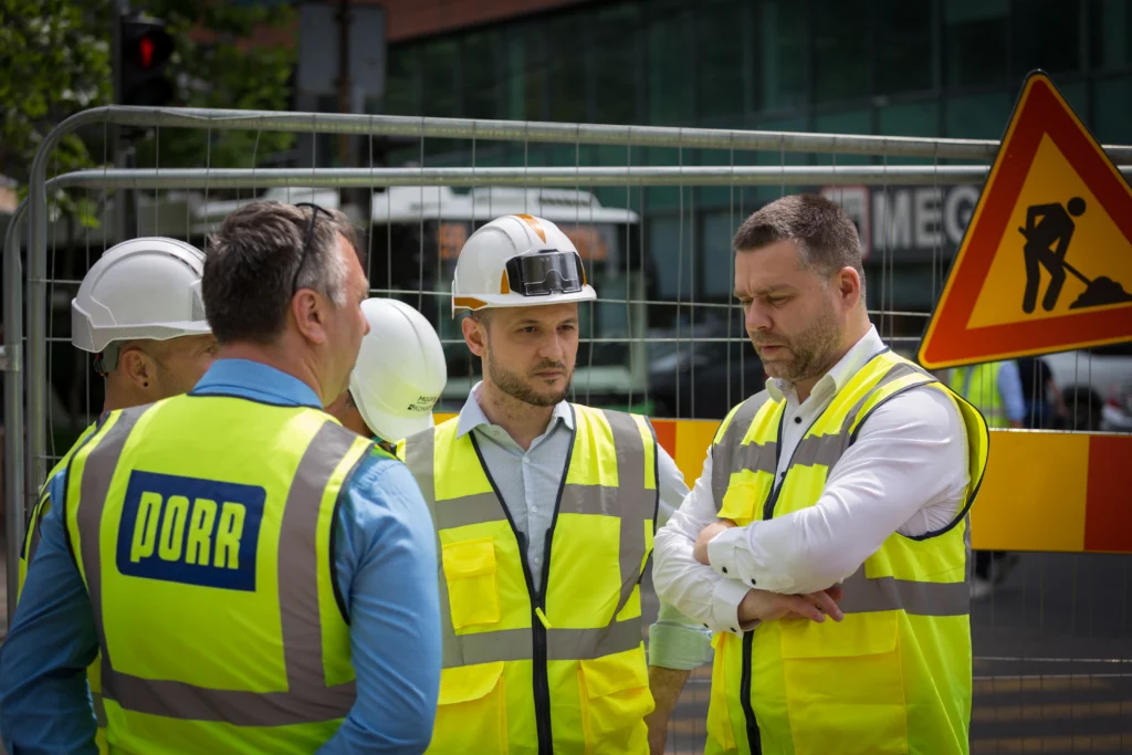 Ciucu cu angajați ai PMB si Porr pe șantier