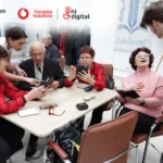 Raiffeisen Bank România se alătură Fundației Vodafone pentru a transforma viața seniorilor prin programul Hi Digital