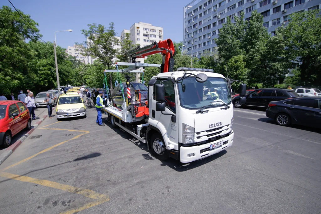 Primăria Capitalei vrea să ridice, pe zi, câte 30 de mașini parcate aiurea, în centrul Bucureștiului. Cine se va ocupa