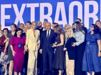 Ilie Bolojan, liderul PNL, alături de Raluca Turcan și alți zeci de delegați veniți din țară să participe la Congresul PNL