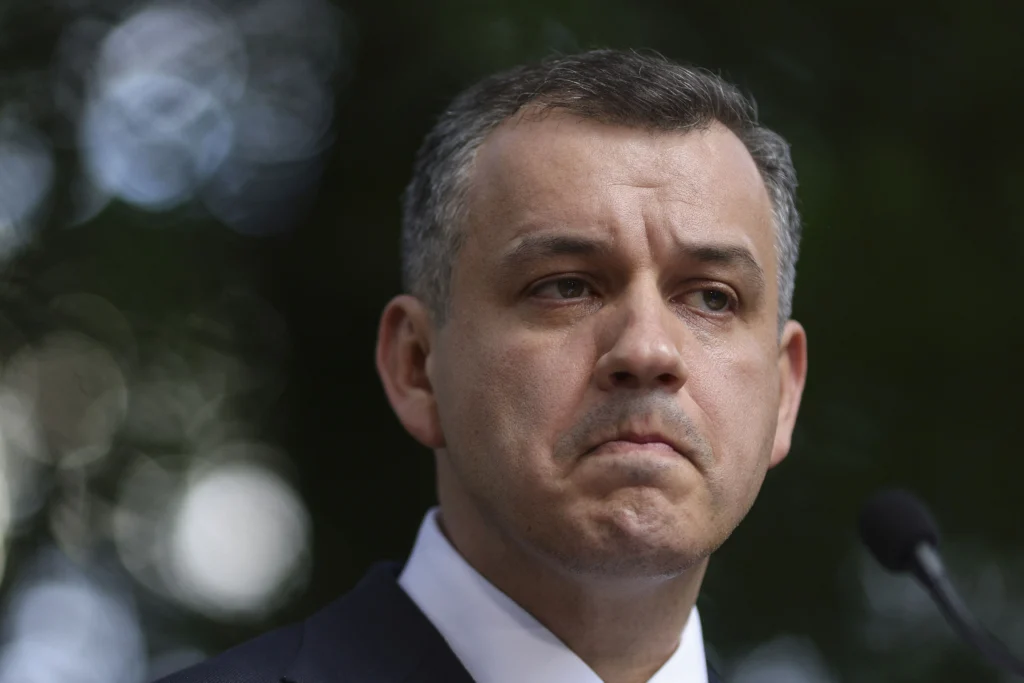 Tomac pleacă încrezător de la întâlnirile cu liderii partidelor, dar fără promisiuni de susținere. La PSD spune că a găsit „deschidere”. Negocierile continuă marți