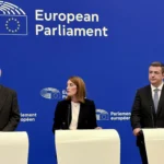 Alexis Vafeadas, ministrul  Transporturilor din Cipru (foto stânga), țară care asigură președinția rotativă a Consiliului Uniunii Europene, Roberta Metsola, președinta Parlamentului European, și Apostolos Tzitzikostas, comisarul european pentru Transporturi, în conferința de presă în care au anunțat încheierea unui acord istoric