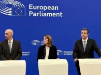 Alexis Vafeadas, ministrul  Transporturilor din Cipru (foto stânga), țară care asigură președinția rotativă a Consiliului Uniunii Europene, Roberta Metsola, președinta Parlamentului European, și Apostolos Tzitzikostas, comisarul european pentru Transporturi, în conferința de presă în care au anunțat încheierea unui acord istoric