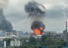 <span style="color:#990000;">Ziua 1576</span> Moscova, sub asediu: explozie uriașă la o rafinărie, bloc lovit în plin, aeroporturi închise. Pod din Crimeea, năpădit de drone. Rachete și drone la Kiev (Video)