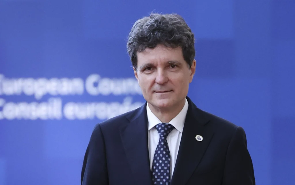 O umbră de Nicușor. E timpul pentru un guvern asumat PSD-AUR?
