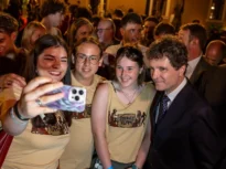 Nicușor Dan, baie de mulțime în centrul Clujului, în miez de noapte: Deciziile pe care le iau sunt pentru binele României (Foto)