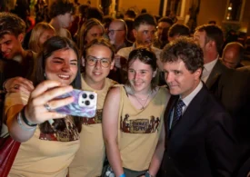 Nicușor Dan, baie de mulțime în centrul Clujului, în miez de noapte: Deciziile pe care le iau sunt pentru binele României (Foto)