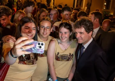 Nicușor Dan, baie de mulțime în centrul Clujului, în miez de noapte: Deciziile pe care le iau sunt pentru binele României (Foto)