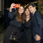Nicușor Dan, după dezastrul din Parlament, acolo unde premierul desemnat de el a fost respins prin vot, a declanșat o campanie de recâștigare a bunăvoinței publicului. În imagine, la Cluj, își face un selfie alături de două trecătoare