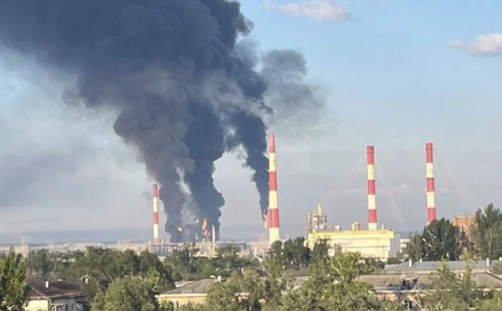 Ziua 1570 „Cadoul” Ucrainei de Ziua Rusiei: raid masiv asupra uzinelor petrochimice (Video). Dronele ucrainene fac prăpăd. „Copiii” lui Putin mor pe front