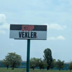 Panouri uriașe StopVexler pe DN1. Vicepreședintele Consiliului pentru Combaterea Discriminării: Poate fi interpretată și ca instigare la violență. Luni voi supune la vot!