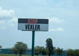 Panouri uriașe StopVexler pe DN1. Vicepreședintele Consiliului pentru Combaterea Discriminării: Poate fi interpretată și ca instigare la violență. Luni voi supune la vot!