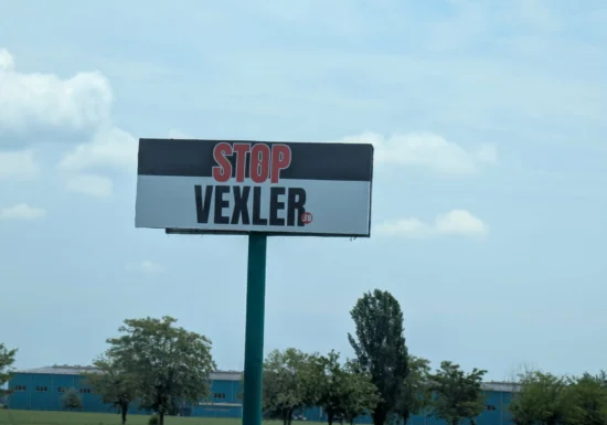Panouri uriașe StopVexler pe DN1. Vicele Consiliului pentru Combaterea Discriminării: Poate fi interpretată și ca instigare la violență. Claudiu Târziu se plânge de un abuz și anunță dosar penal