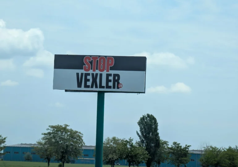 Panouri uriașe StopVexler pe DN1. Vicepreședintele Consiliului pentru Combaterea Discriminării: Poate fi interpretată și ca instigare la violență. Luni voi supune la vot!