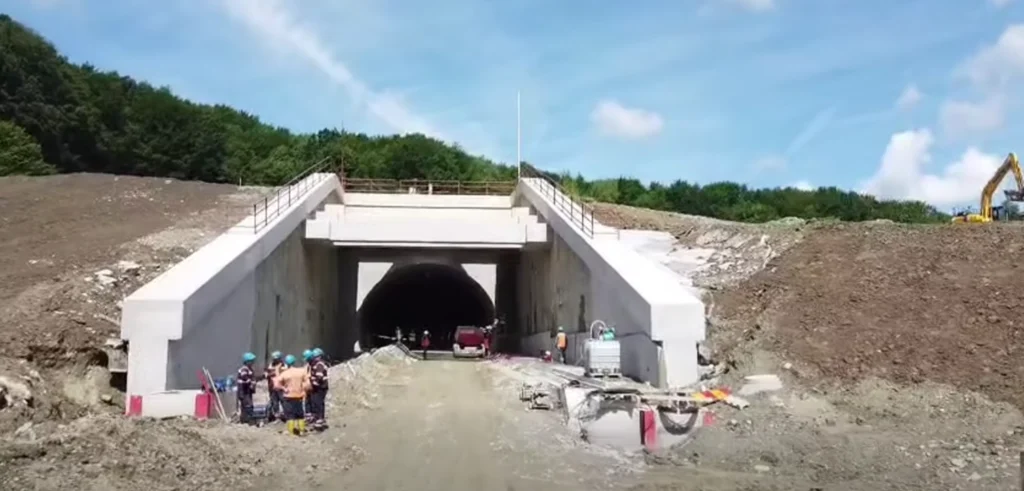 Prima autostradă care trece munții s-ar putea inaugura în această vară. Care e traseul și ce e spectaculos la ea