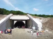 Prima autostradă care trece munții s-ar putea inaugura în această vară. Care e traseul și ce e spectaculos la ea