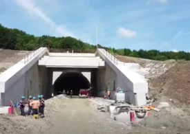 Prima autostradă care trece munții s-ar putea inaugura în această vară. Care e traseul și ce e spectaculos la ea