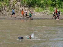 Jumătate dintre copiii lumii sunt expuși simultan la mai multe pericole climatice, avertizează UNICEF. Unii trebuie să înoate printre crocodili ca să ajungă la școală