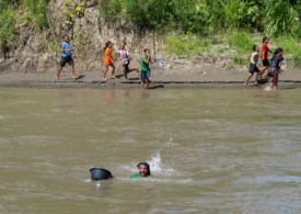 Jumătate dintre copiii lumii sunt expuși simultan la mai multe pericole climatice, avertizează UNICEF. Unii trebuie să înoate printre crocodili ca să ajungă la școală