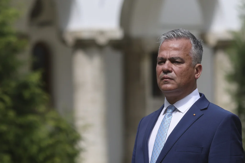 Un premier care a „sabotat implementarea planurilor NATO”?