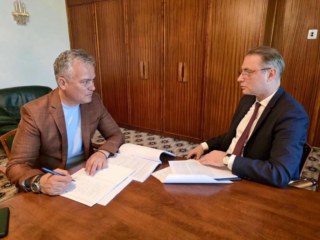 Veștea s-a pozat și cu Luca Niculescu. Internauții se distrează: Dacă ascunzi numărul de like-uri, pari mai apreciat?