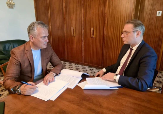 Veștea s-a pozat și cu Luca Niculescu. Internauții se distrează: Dacă ascunzi numărul de like-uri, pari mai apreciat?