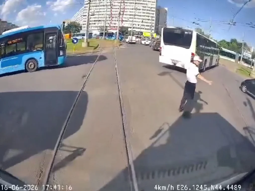 accident tramvai politist intersectie