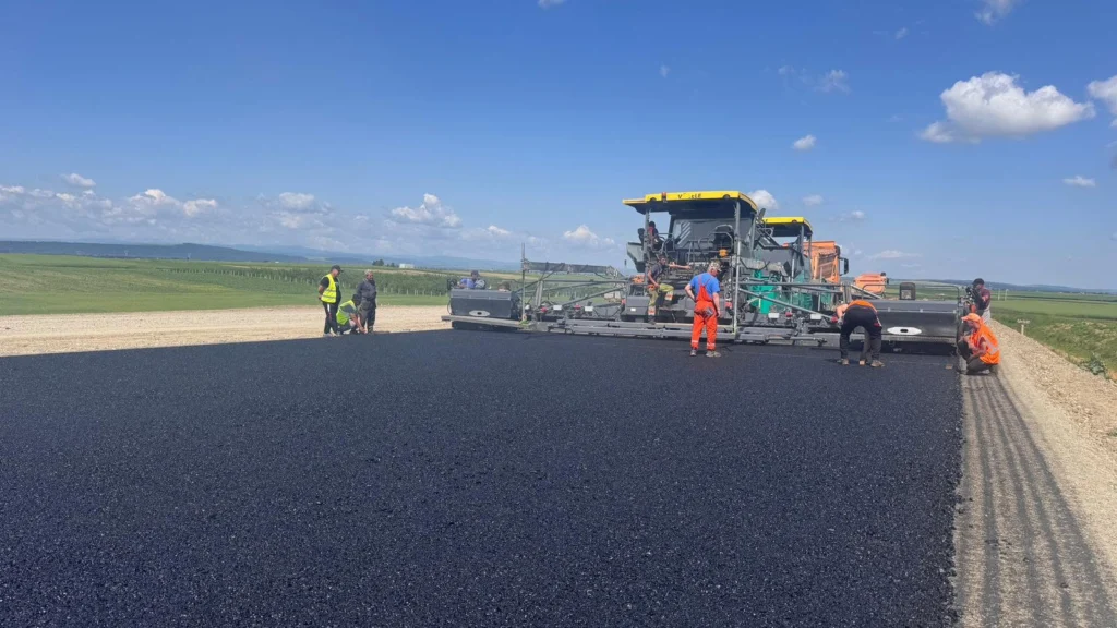 Se toarnă asfalt pe Autostrada Moldovei spre Pașcani. Obiectiv: 400 km de șosea rapidă până la final de an