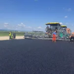 Se toarnă asfalt pe Autostrada Moldovei spre Pașcani. Obiectiv: 400 km de autostradă până la final de an
