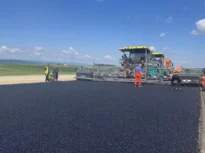 Se toarnă asfalt pe Autostrada Moldovei spre Pașcani. Obiectiv: 400 km de șosea rapidă până la final de an