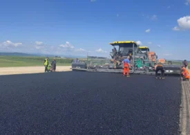 Se toarnă asfalt pe Autostrada Moldovei spre Pașcani. Obiectiv: 400 km de șosea rapidă până la final de an