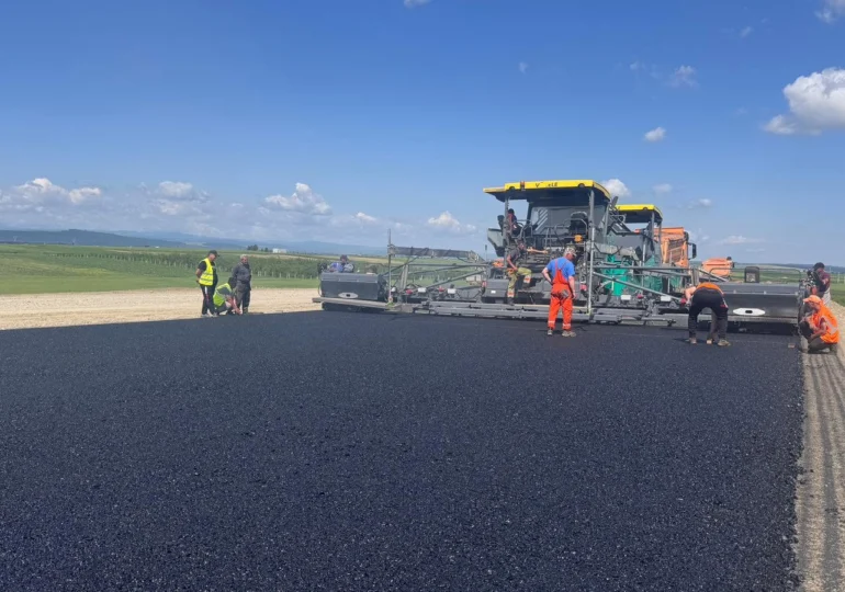 Se toarnă asfalt pe Autostrada Moldovei spre Pașcani. Obiectiv: 400 km de șosea rapidă până la final de an