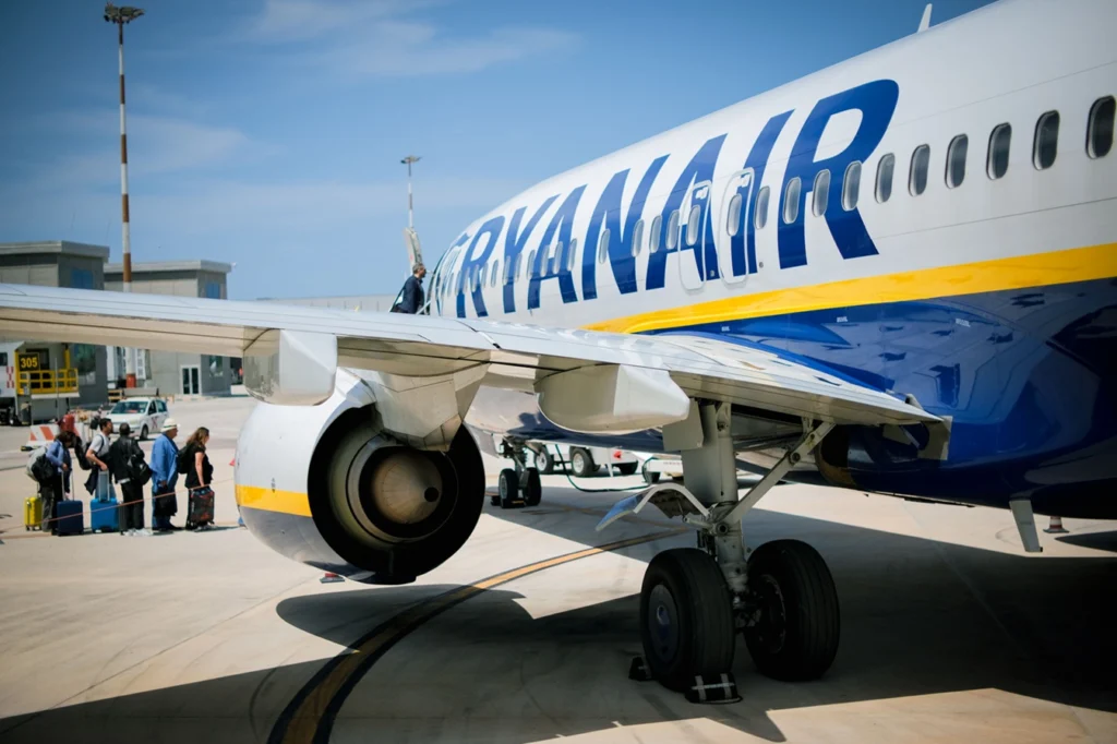 Ryanair, acuzată că taxează părinții pentru a sta lângă copii