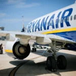 Ryanair, acuzată că taxează părinții pentru a sta lângă copii