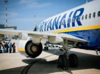 Ryanair, acuzată că taxează părinții pentru a sta lângă copii