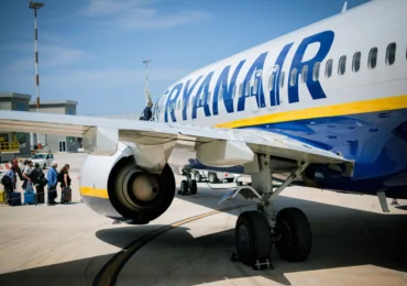Ryanair, acuzată că taxează părinții pentru a sta lângă copii