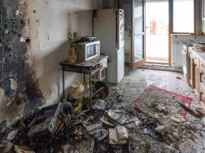 Femeia rănită de dronă în blocul din Galați povestește noaptea de groază: Am împins copilul pe lângă foc, să ieșim